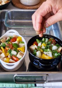 Strata sans gluten - Dispose des couches alternées de pain et de légumes, en commençant par le pain au fond du plat à gratin.