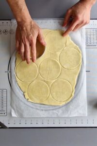 Tarte au chocolat sans gluten peu sucrée - Découpe la pâte selon la taille des moules à tarte.