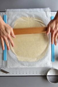 Tarte au chocolat sans gluten peu sucrée - Étale la pâte entre deux feuilles de papier cuisson pour éviter qu’elle ne colle au plan de travail.