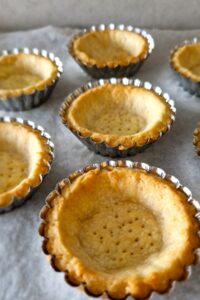 Tarte au chocolat sans gluten peu sucrée - Laisse ensuite les fonds de tarte refroidir à température ambiante avant de garnir.