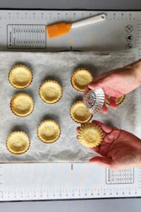 Tarte au chocolat sans gluten peu sucrée - Presse la pâte découpée dans les moules à tarte.