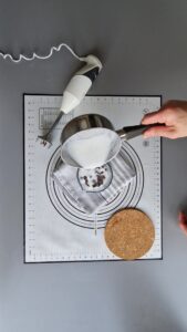 Tarte au chocolat sans gluten peu sucrée - Verse la crème chaude sur le chocolat dans un bol.