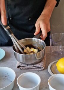 Tarte aux noix de pécan sans sirop de maïs (sans gluten) - Retire le mélange du feu une fois épaissi et ajoute le beurre sans produits laitiers.