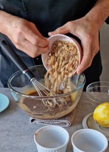 Tarte aux noix de pécan sans sirop de maïs (sans gluten) - Incorpore enfin les noix de pécan hachées.