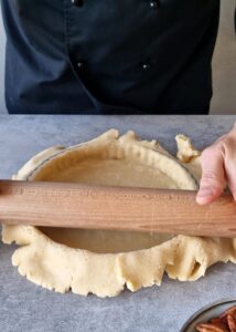 Tarte aux noix de pécan sans sirop de maïs (sans gluten) - Presse-la sur les côtés, retaille les bords et pique quelques trous dans le fond à l’aide d’une fourchette.