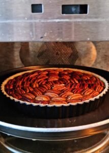 Tarte aux noix de pécan sans sirop de maïs (sans gluten) - Fais cuire la tarte dans un four préchauffé à 170°C pendant 40-45 minutes.