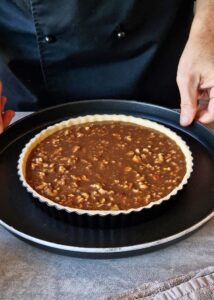 Tarte aux noix de pécan sans sirop de maïs (sans gluten) - Verse la garniture dans le fond froid et lisse-la pour répartir les noix de pécan uniformément.