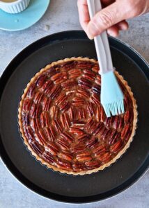 Tarte aux noix de pécan sans sirop de maïs (sans gluten) - Nappe-la éventuellement de nappage neutre pour fruits ou de miel réchauffé.