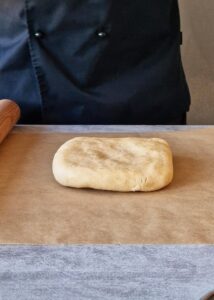 Tarte aux noix de pécan sans sirop de maïs (sans gluten) - Façonne la pâte en carré arrondi.