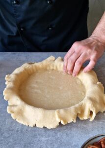 Tarte aux noix de pécan sans sirop de maïs (sans gluten) - Place la pâte dans un moule à tarte de 23 cm.