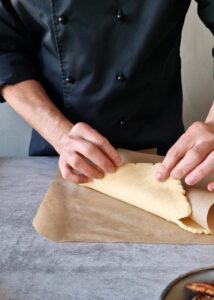 Tarte aux noix de pécan sans sirop de maïs (sans gluten) - Étale la pâte froide sur une épaisseur d’environ 3-4 mm entre des feuilles de papier cuisson pour éviter qu’elle ne colle.