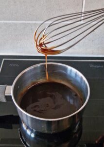 Tarte aux noix de pécan sans sirop de maïs (sans gluten) - Fais cuire à feu moyen-doux en remuant constamment jusqu’à ce que le mélange épaississe et devienne brillant.