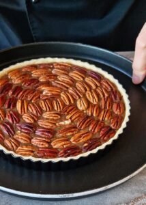 Tarte aux noix de pécan sans sirop de maïs (sans gluten) - Dispose les noix de pécan entières en cercle du bord vers le centre.