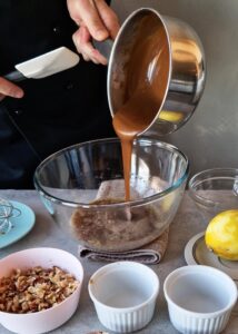 Tarte aux noix de pécan sans sirop de maïs (sans gluten) - Ajoute le roux refroidi et mélange bien.