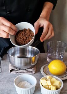 Tarte aux noix de pécan sans sirop de maïs (sans gluten) - Mélange la fécule de maïs, l’eau et le sucre muscovado dans une petite casserole.