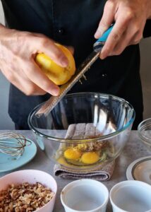Tarte aux noix de pécan sans sirop de maïs (sans gluten) - Fouette les œufs, le sel, la muscade, la cannelle et le miel dans un grand saladier.