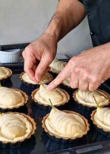 Tarte poire frangipane sans gluten - Dispose les tranches de poire sur la frangipane, avec la tige sur le bord du moule à tartelette.