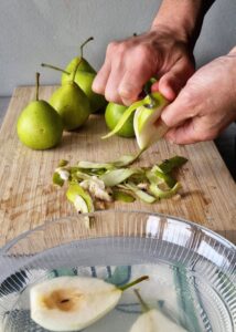 Tarte poire frangipane sans gluten - Épluche les poires, coupe-les en deux puis fais tremper les poires épluchées dans une solution eau-jus de citron pour éviter qu’elles ne brunissent.