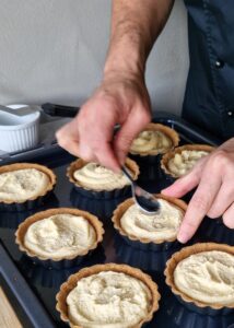 Tarte poire frangipane sans gluten - Étale une couche de frangipane aux amandes sur chaque fond de biscuits type graham en lissant jusqu’aux bords.