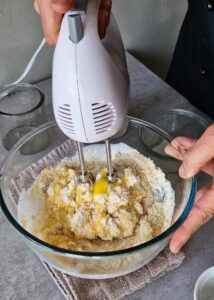 Tarte poire frangipane sans gluten - Mélange tous les ingrédients dans un grand bol et fouette jusqu’à obtenir une préparation lisse et homogène.