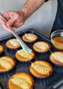 Tarte poire frangipane sans gluten - Pour finir, fais bouillir l’eau et la confiture de marmelade, puis glace les tartelettes tant que la confiture est chaude.
