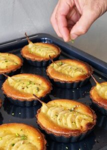 Tarte poire frangipane sans gluten - Saupoudre de pistaches concassées ou de sucre glace.