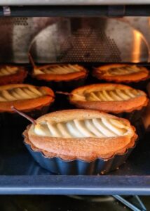 Tarte poire frangipane sans gluten - Fais cuire 25-28 minutes à 180 °C jusqu’à ce que ce soit légèrement doré et que les poires soient légèrement caramélisées.