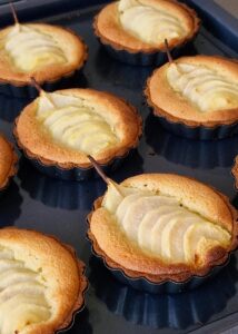 Tarte poire frangipane sans gluten - Laisse refroidir les tartelettes à température ambiante.