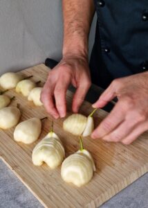 Tarte poire frangipane sans gluten - Tranche-les finement en travers en laissant l’extrémité avec la tige intacte.
