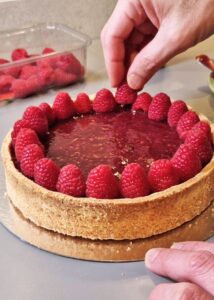 Tarte sans gluten frangipane pistache-amande et framboise - Dispose les framboises à l’envers sur le dessus pour remplir et couvrir la tarte.
