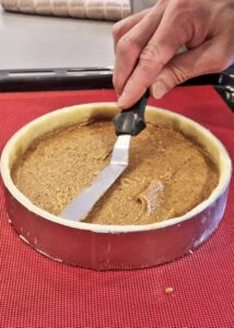 Tarte sans gluten frangipane pistache-amande et framboise - Lisse le dessus avec une cuillère ou une spatule coudée.