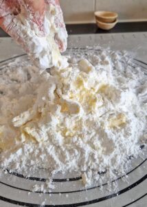 Tarte sans gluten frangipane pistache-amande et framboise - Mélange avec tes doigts ou un coupe-pâte jusqu’à ce que la pâte devienne sableuse.