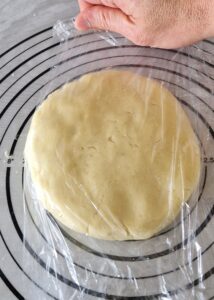 Tarte sans gluten frangipane pistache-amande et framboise - Emballe-la dans du film alimentaire.