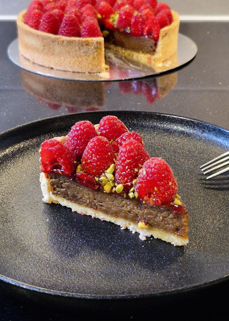 Tarte frangipane pistache-amande et framboise