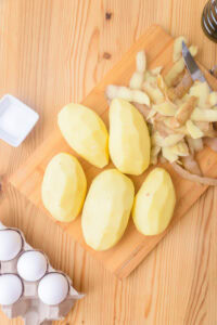Tortilla espagnole de Betanzos - Peler les pommes de terre, les laver et les sécher.