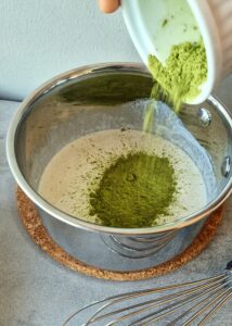 Truffes au matcha sans sucre ajouté (sans gluten) - Tamise la poudre de matcha dans la crème chaude.