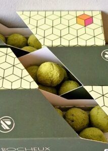 Truffes au matcha sans sucre ajouté (sans gluten) - Conserve les truffes dans un récipient hermétique ou une boîte à pâtisserie au réfrigérateur pendant jusqu’à 1 semaine.