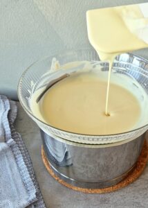 Truffes au matcha sans sucre ajouté (sans gluten) - Remue délicatement avec une spatule jusqu’à ce que le mélange soit lisse et complètement fondu.