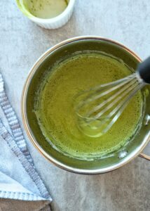 Truffes au matcha sans sucre ajouté (sans gluten) - Remue continuellement pour éliminer les grumeaux.