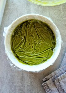 Truffes au matcha sans sucre ajouté (sans gluten) - Couvre la surface de la ganache avec du film alimentaire.