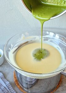 Truffes au matcha sans sucre ajouté (sans gluten) - Mélange le chocolat blanc fondu avec le mélange matcha-crème.