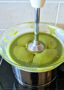 Truffes au matcha sans sucre ajouté (sans gluten) - Mélange soigneusement avec une spatule ou un batteur à main pour lisser la préparation.