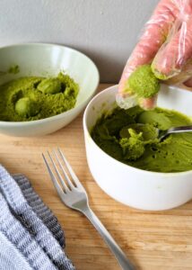 Truffes au matcha sans sucre ajouté (sans gluten) - Roule-les en boules avec tes mains.
