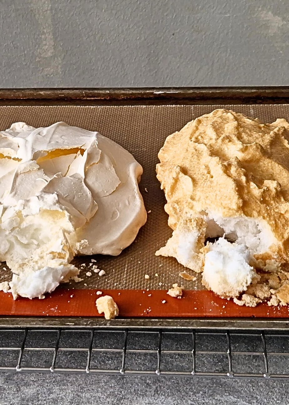 Deux meringues cuites côte à côte, celle au sucre blanche, celle à l’érythritol dorée