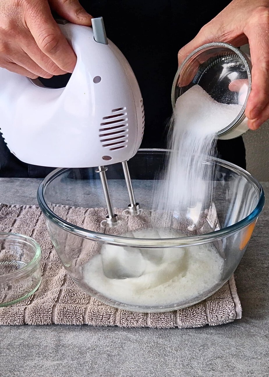 Érythritol versé en pluie dans des blancs d’œufs en cours de montage