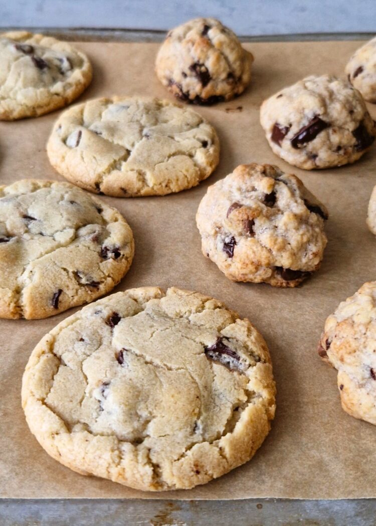 Cookies au sucre et cookies à l’érythritol sortis de la même fournée.