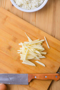 Yukke don - Détailler la poire en fine julienne.