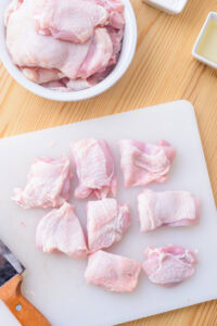 Zangi - Couper les cuisses de poulet en 8 morceaux.