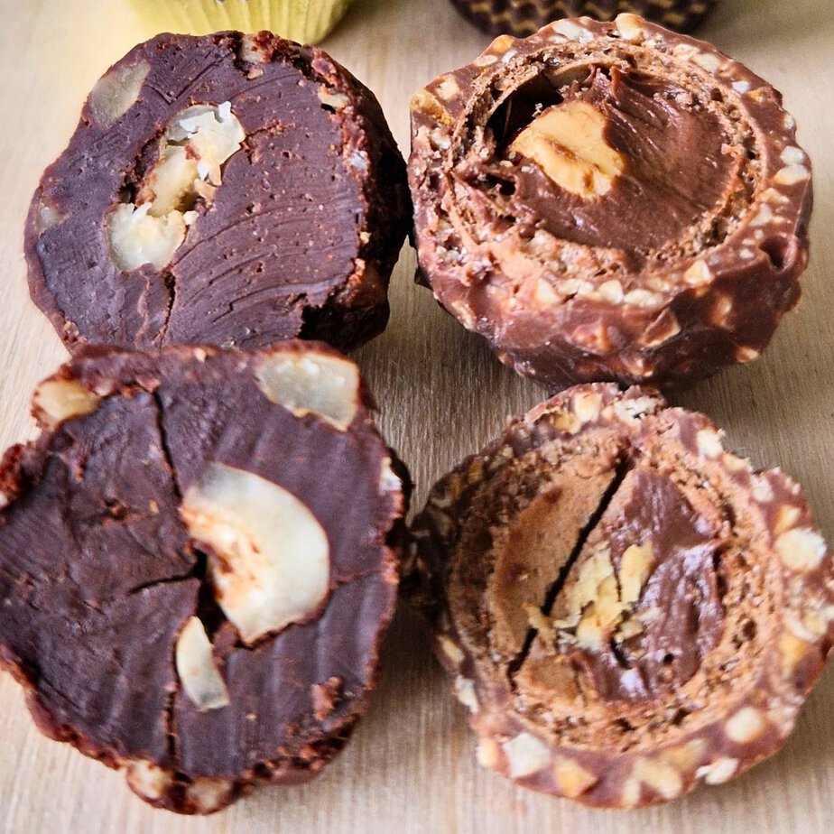 Ferrero Rocher sans gluten coupés en deux, cœur noisette et praliné