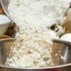 Mélange de farines sans gluten versé dans la cuve du robot